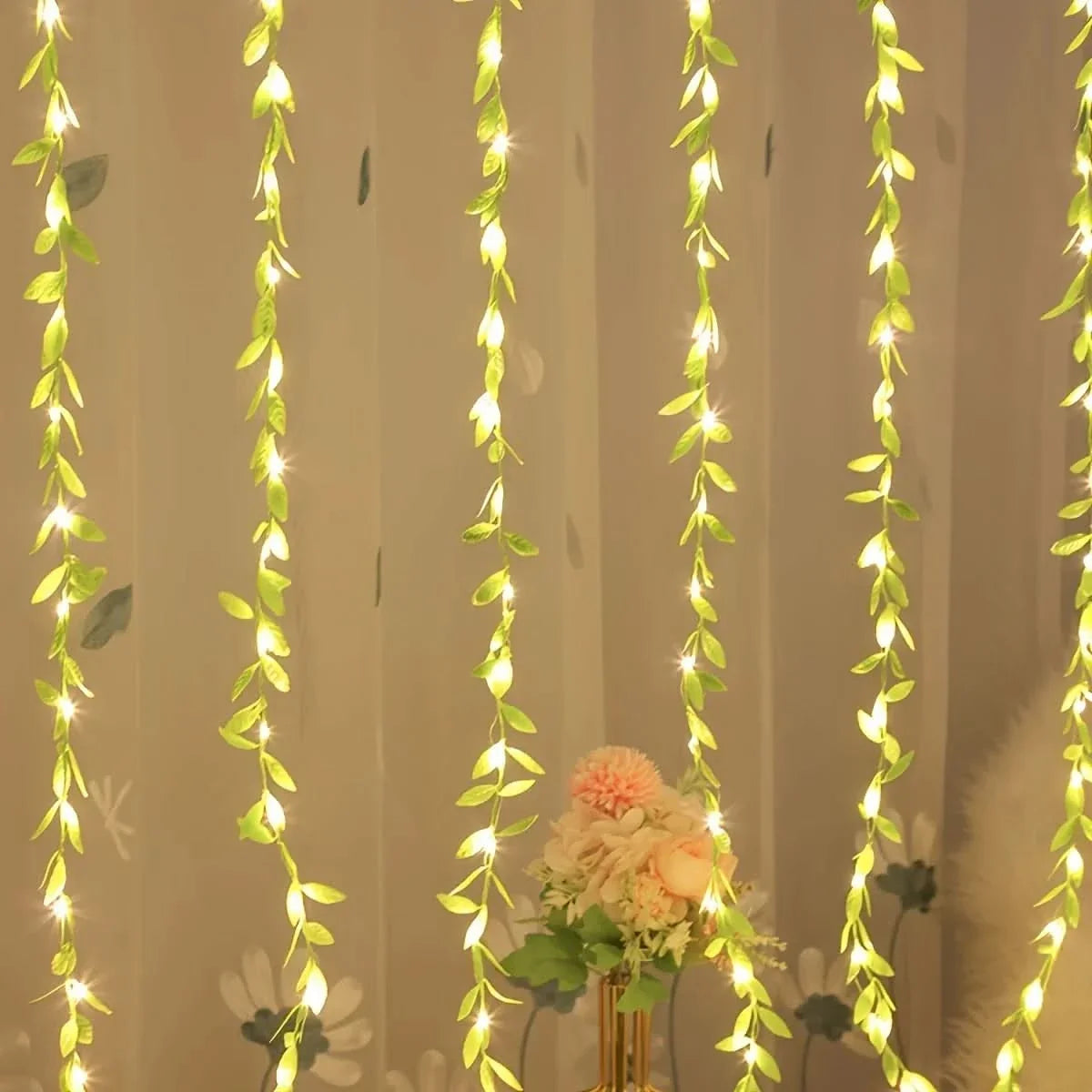 Cortina de Luzes Natalinas com Folhas – Encanto e Magia em Cada Detalhe