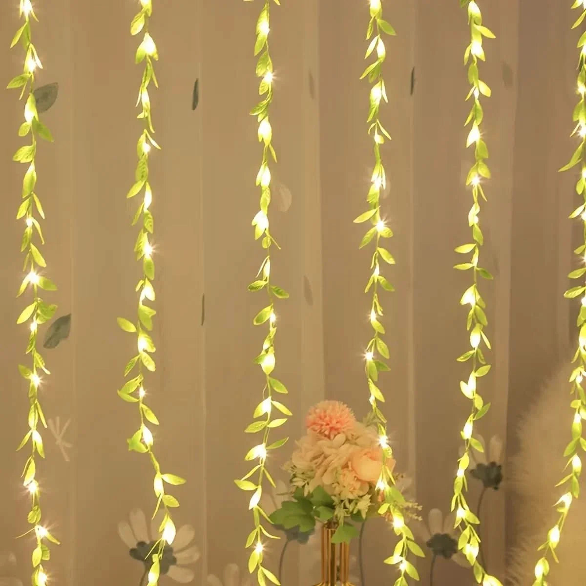 Cortina de Luzes Natalinas com Folhas – Encanto e Magia em Cada Detalhe